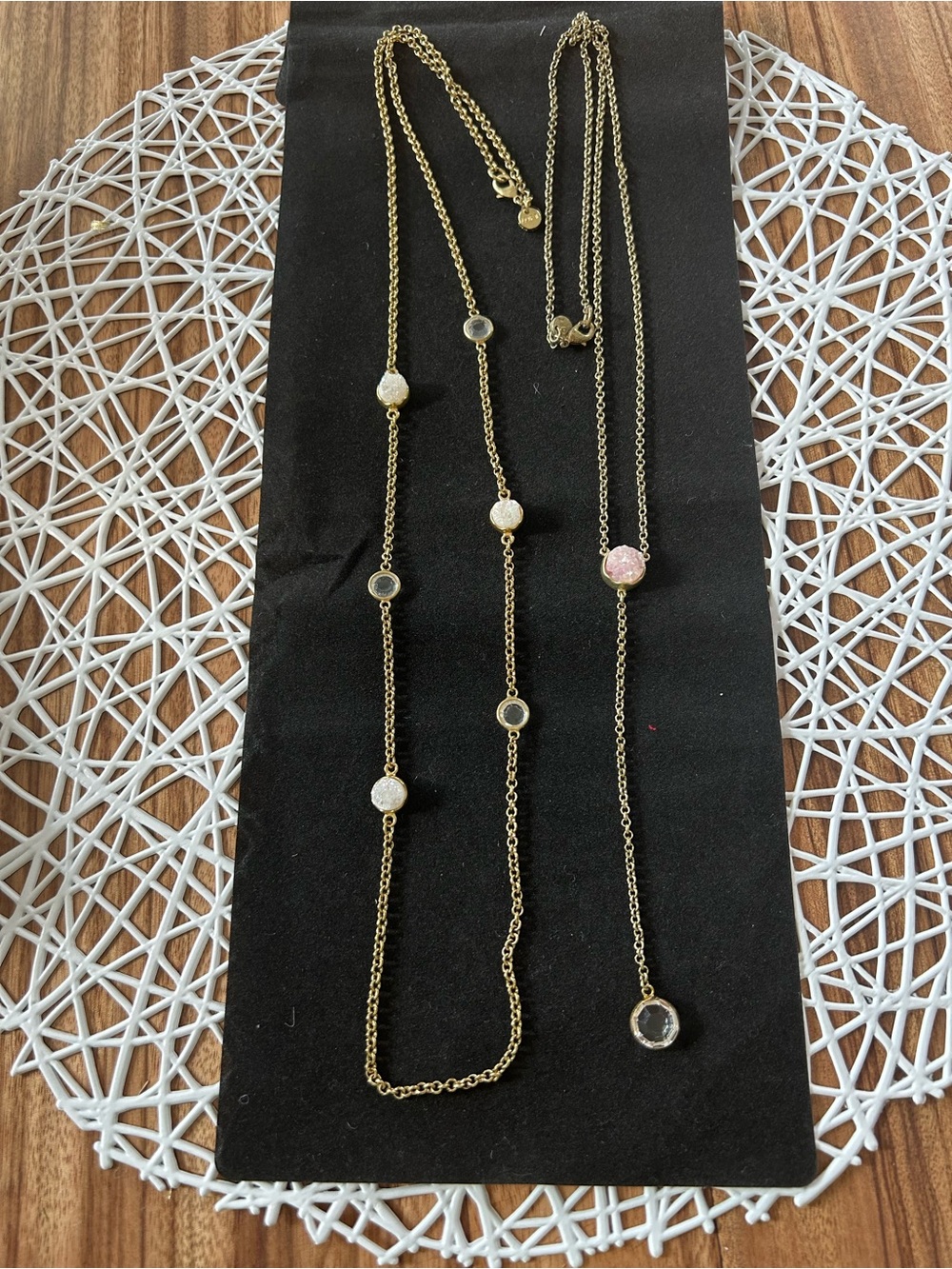 Bundle of 2 necklaces gold metal and stones.